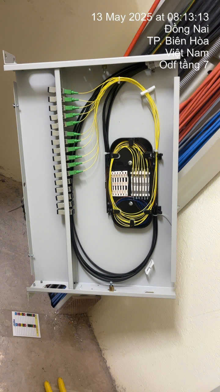 Đấu nối cáp quang vào ODF gắn Rack